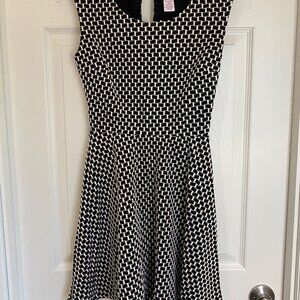 Candies Black & White Geometric Sleeveless Fit & Flare Dress With Keyhole Back D